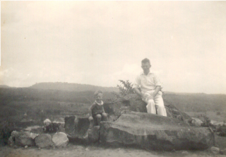 '37 met pappie in de  omgeving  van Tjikoro